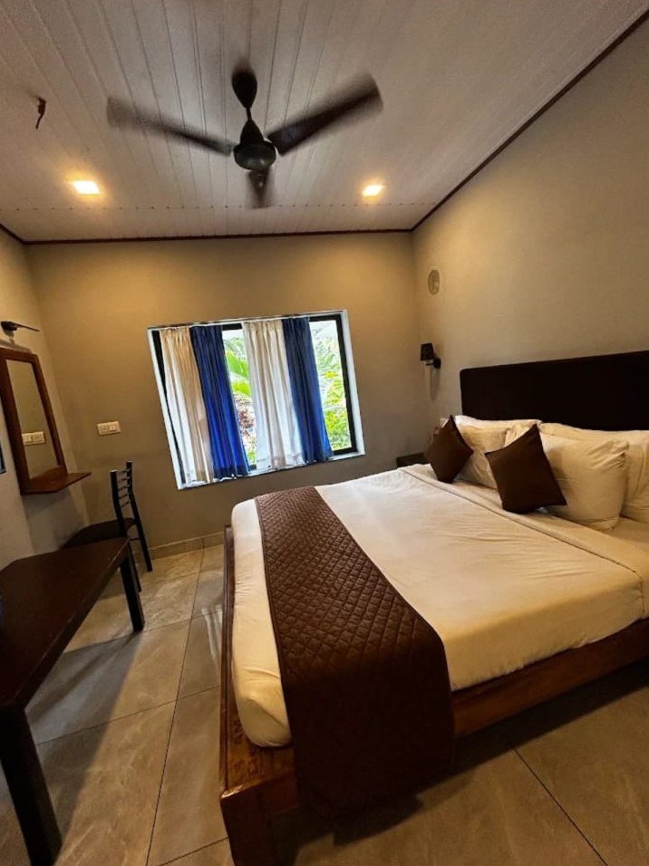 Guest room with queen bed and window